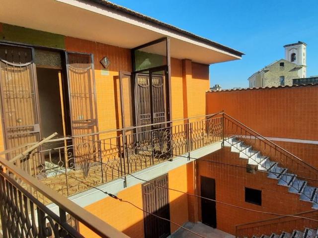 Locale Commerciale in affitto a Teverola, Campania