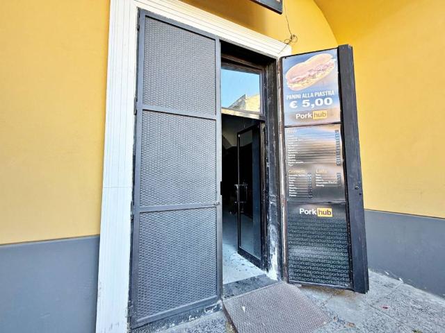 Locale Commerciale in affitto a Bagno d'Aversa, Aversa