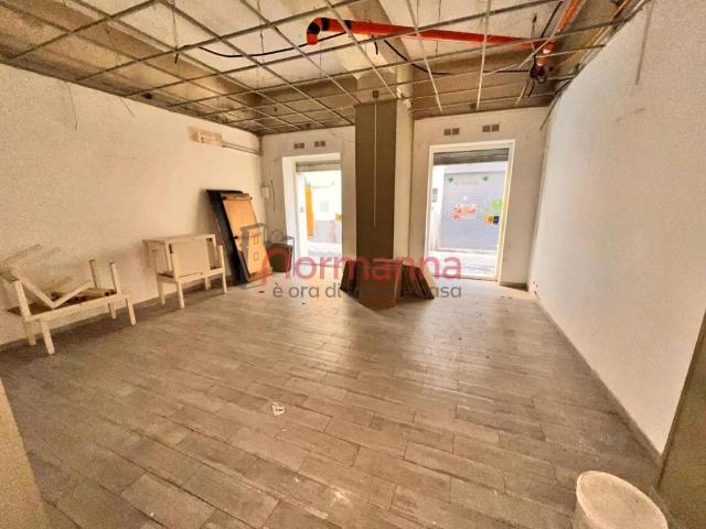 Locale Commerciale in affitto a Borgo San Lorenzo, Aversa