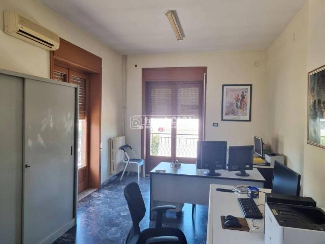 Locale Commerciale in affitto a Borgo San Lorenzo, Aversa