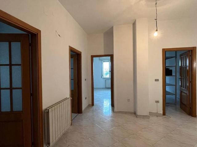 Locale Commerciale in affitto a Bagno d'Aversa, Aversa