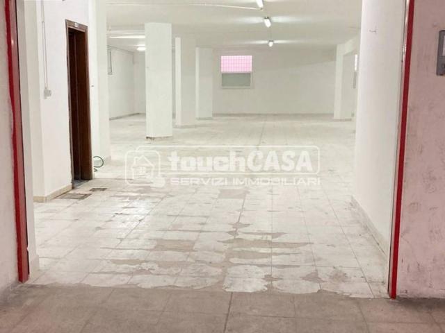 Locale Commerciale in affitto a Bagno d'Aversa, Aversa