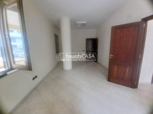 Locale Commerciale in affitto a Aversa, Campania