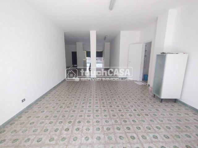 Locale Commerciale in affitto a Bagno d'Aversa, Aversa