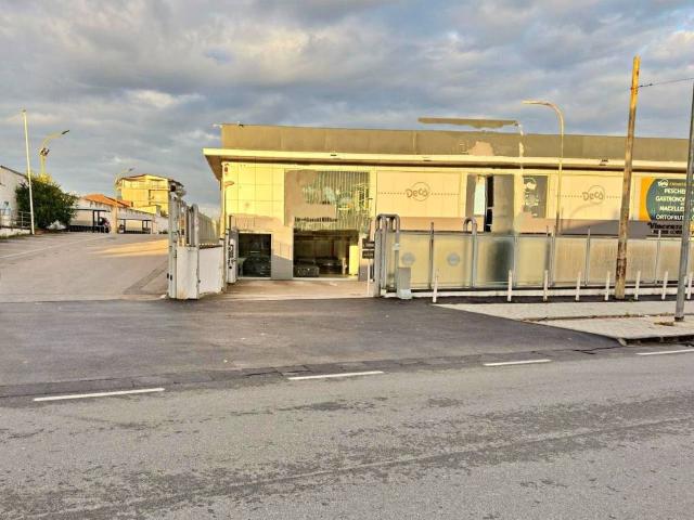 Locale Commerciale in affitto a Bagno d'Aversa, Aversa