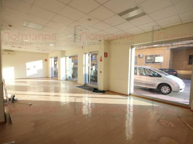 Locale Commerciale in affitto a Bagno d'Aversa, Aversa