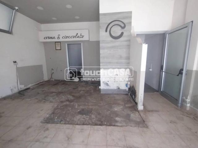 Locale Commerciale in affitto a Bagno d'Aversa, Aversa