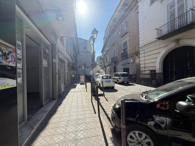 Locale Commerciale in affitto a Aversa, Campania
