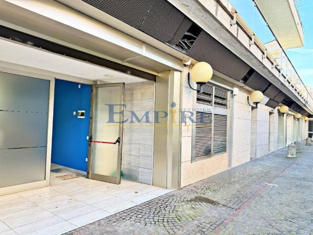 Locale Commerciale in affitto a Aversa, Campania