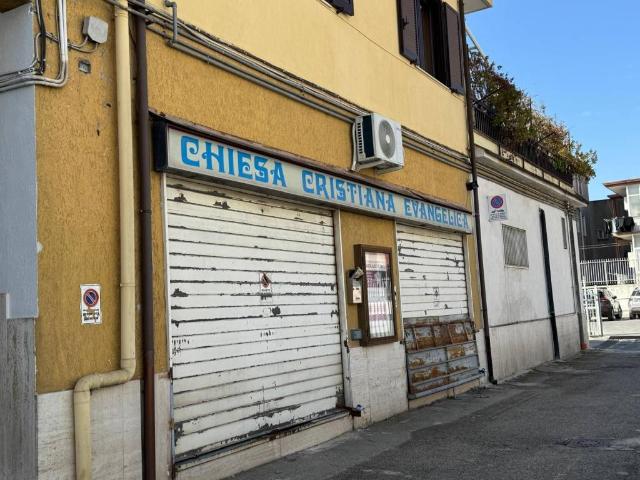 Locale Commerciale in affitto a Bagno d'Aversa, Aversa