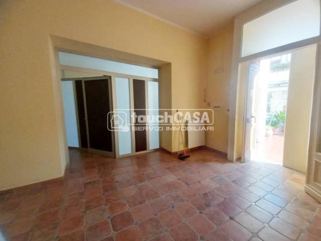 Locale Commerciale in affitto a Borgo San Lorenzo, Aversa