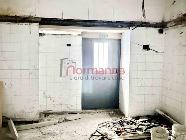 Locale Commerciale in affitto a Borgo San Lorenzo, Aversa
