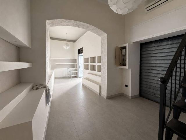 Locale Commerciale in affitto a Rione Costantinopoli, Aversa