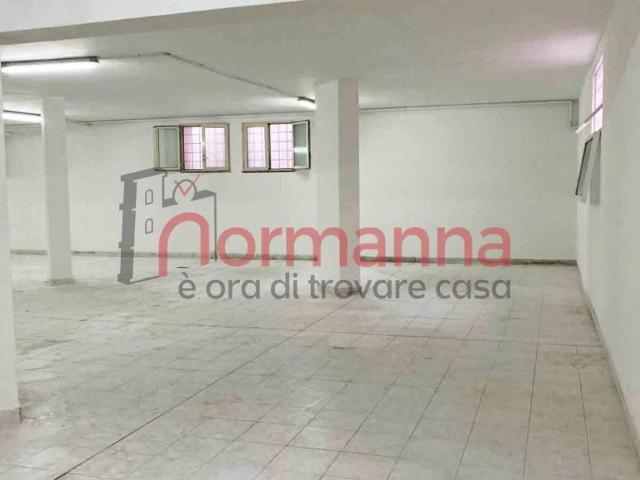 Locale Commerciale in affitto a Bagno d'Aversa, Aversa