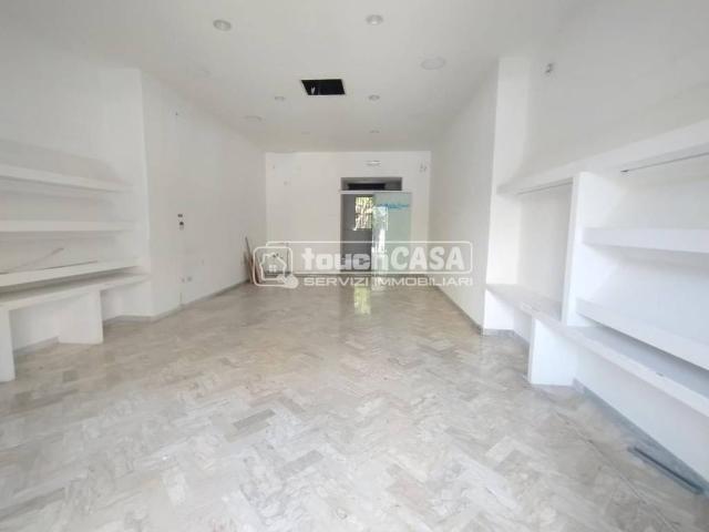 Locale Commerciale in affitto a Bagno d'Aversa, Aversa
