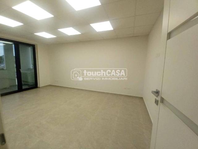 Locale Commerciale in affitto a Bagno d'Aversa, Aversa