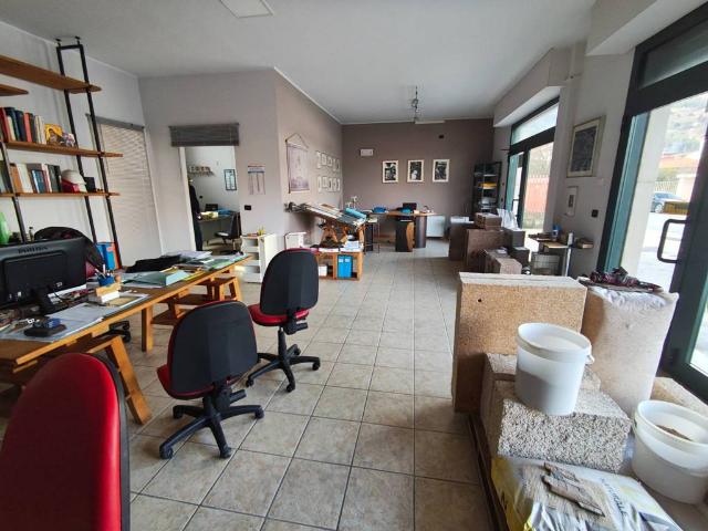 Locale Commerciale in affitto a Avezzano, Abruzzo