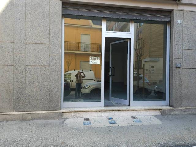 Locale Commerciale in affitto a Avezzano, Abruzzo