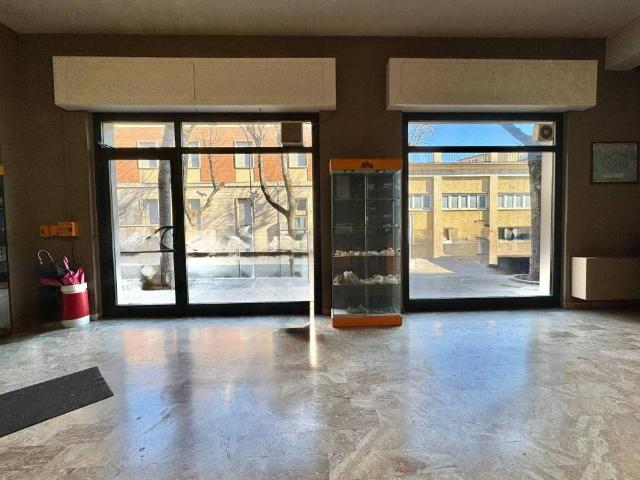 Locale Commerciale in affitto a Avezzano, Abruzzo