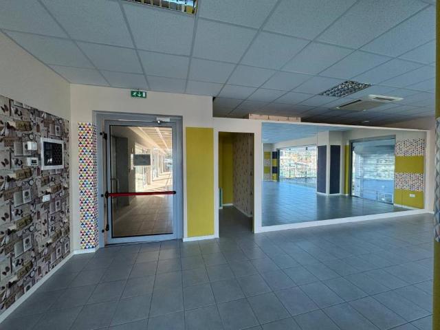Locale Commerciale in affitto a Avezzano, Abruzzo