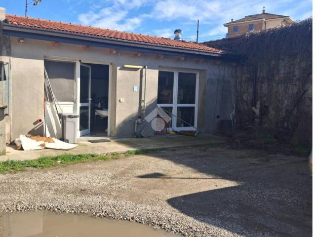 Locale Commerciale in affitto a Grangia, Piemonte