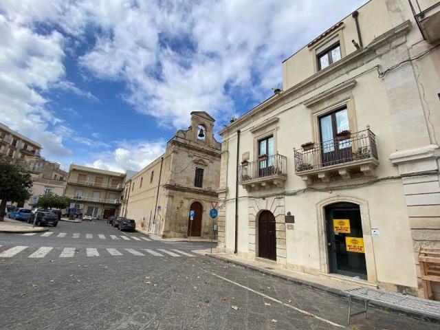 Locale Commerciale in affitto a Avola, Sicilia