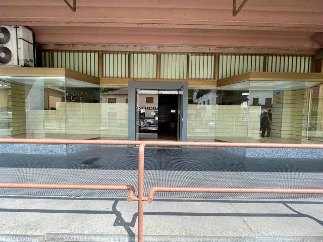 Locale Commerciale in affitto a Azzate, Lombardia