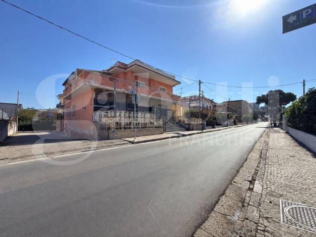 Locale Commerciale in affitto a Bacoli, Campania