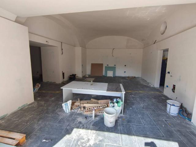 Locale Commerciale in affitto a Bacoli, Campania