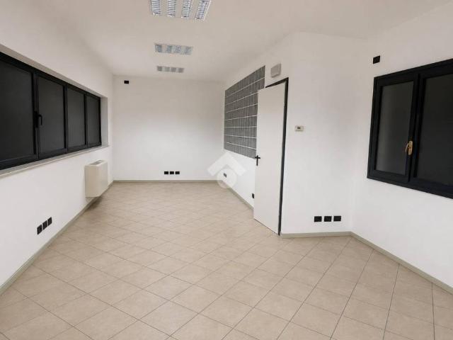 Locale Commerciale in affitto a Bagnatica, Lombardia