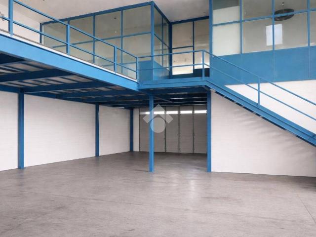 Locale Commerciale in affitto a Bagnatica, Lombardia