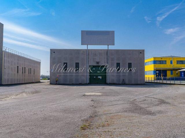 Locale Commerciale in affitto a Bagnatica, Lombardia