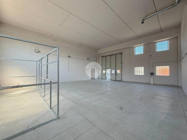 Locale Commerciale in affitto a Bagnolo Cremasco, Lombardia