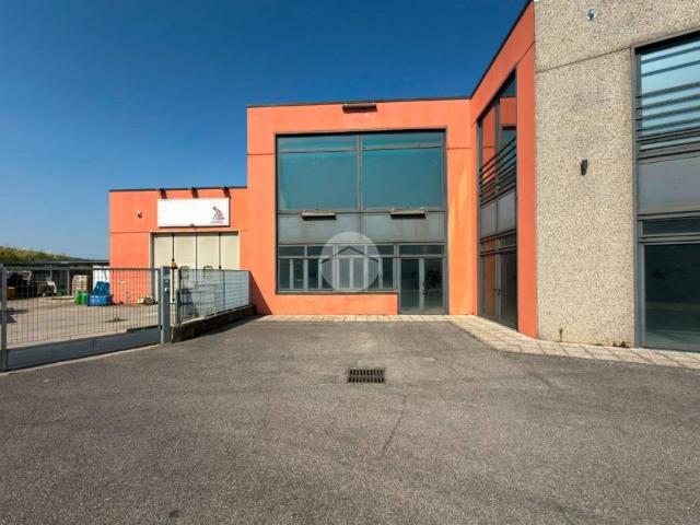 Locale Commerciale in affitto a Bagnolo Mella, Lombardia