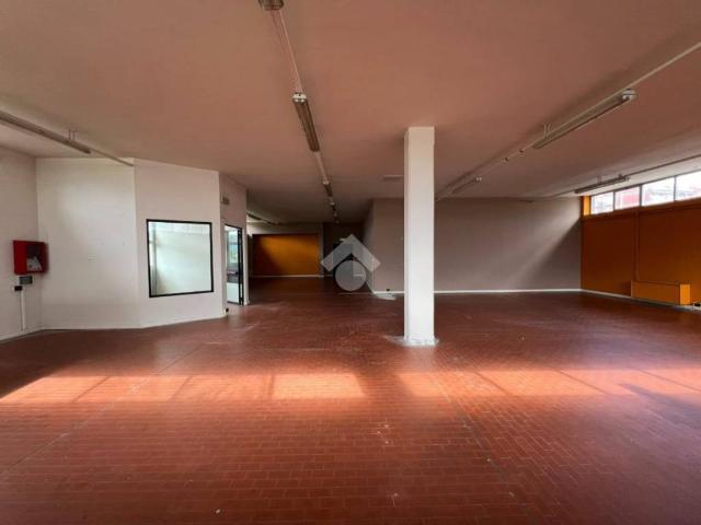 Locale Commerciale in affitto a Piemonte, Torino