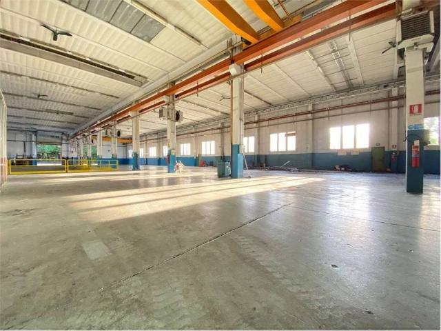 Locale Commerciale in affitto a Barasso, Lombardia