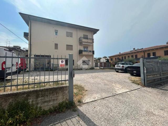 Locale Commerciale in affitto a Bardolino, Veneto
