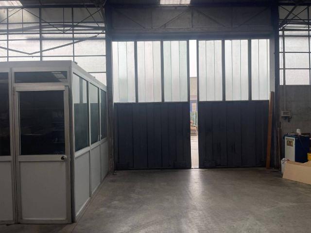 Locale Commerciale in affitto a Bareggio, Lombardia