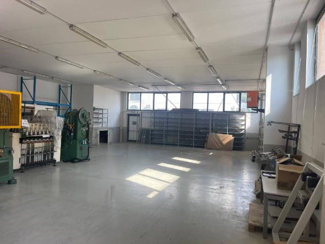 Locale Commerciale in affitto a Bareggio, Milano