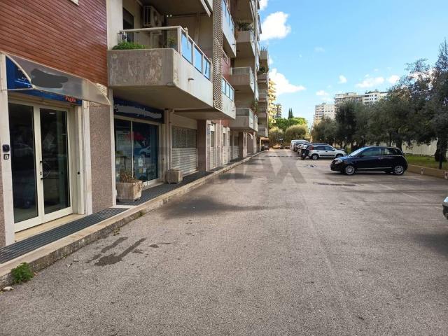 Locale Commerciale in affitto a Municipio 2, Puglia