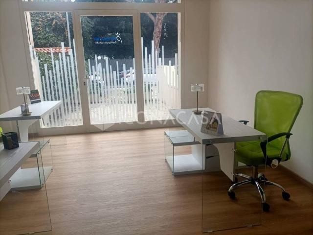 Locale Commerciale in affitto a Municipio 2, Puglia