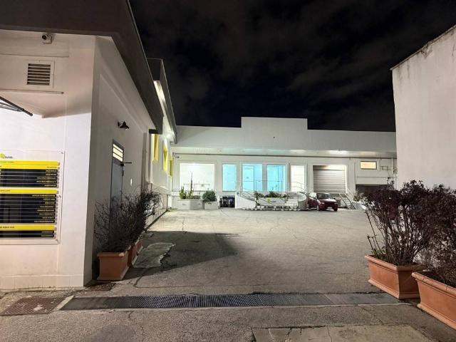 Locale Commerciale in affitto a Municipio 3, Puglia