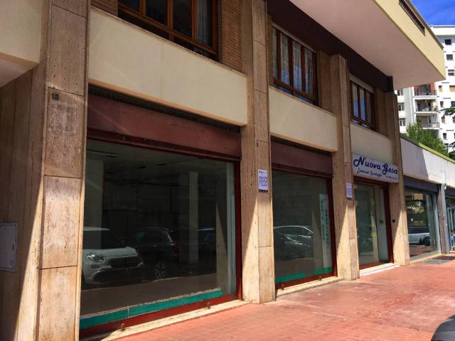 Locale Commerciale in affitto a Municipio 2, Puglia