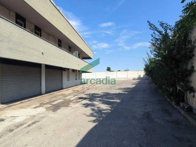 Locale Commerciale in affitto a Municipio 3, Puglia
