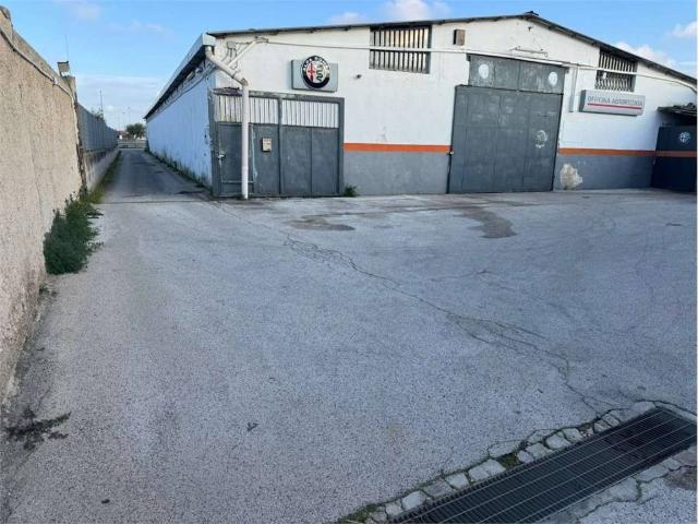 Locale Commerciale in affitto a Municipio 4, Puglia