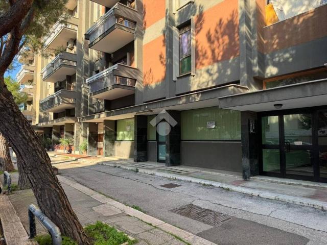 Locale Commerciale in affitto a Puglia, Bari
