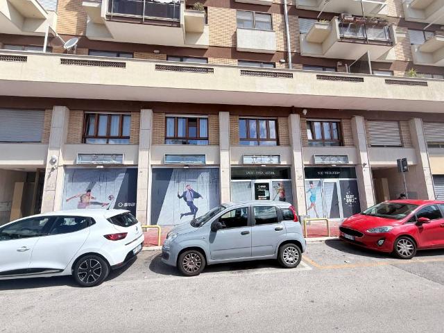Locale Commerciale in affitto a Municipio 2, Puglia