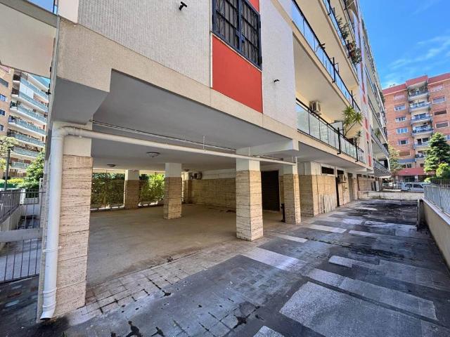 Locale Commerciale in affitto a Municipio 2, Puglia