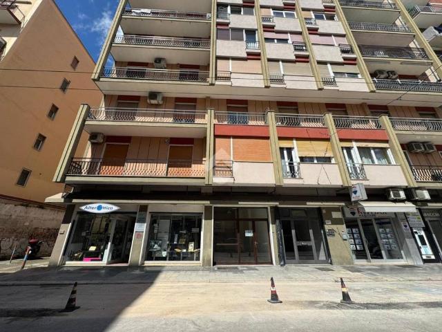 Locale Commerciale in affitto a Municipio 2, Puglia