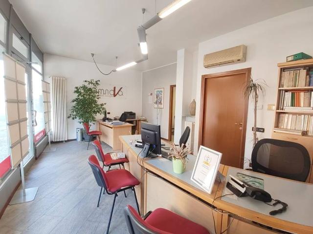 Locale Commerciale in affitto a Barlassina, Lombardia